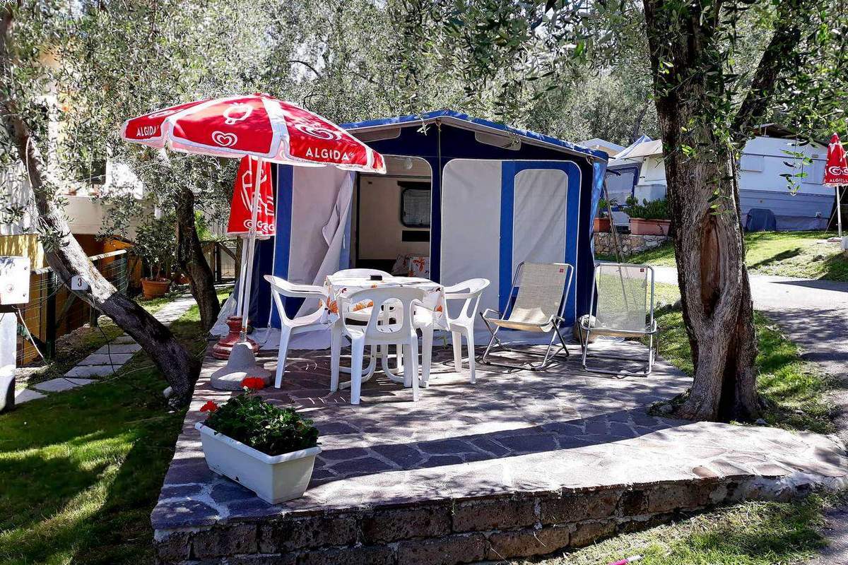 Caravan con veranda "Pizzini" in affitto al camping Le Maior